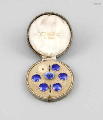 Sechs Knöpfe, um 1900, mit blauem Emailledekor, Ø 1,3 cm, im Etui, Ø 7,5 cmSix buttons, around 1900,