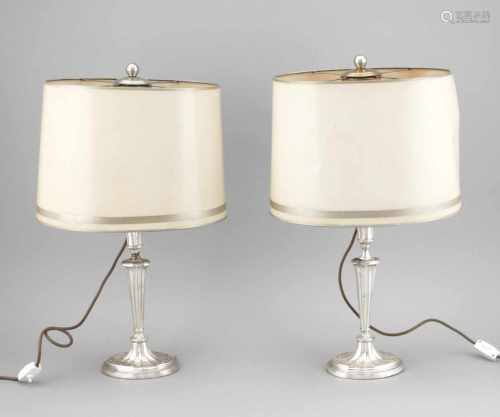 Paar Tischlampen,20. Jh., plated, ovaler Stand, konischer, facettierter Schaft, Tülle inVasenform,