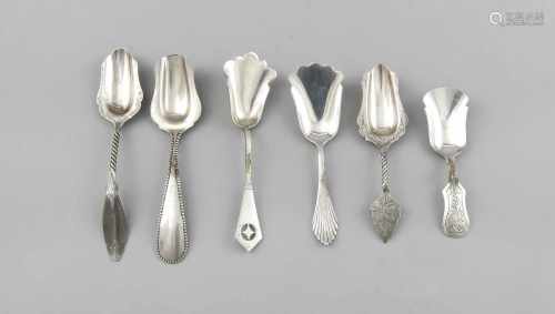 Sechs Zuckerschaufeln, überwiegend Niederlande, um 1900, Silber punziert, unterschiedlicheFormen und