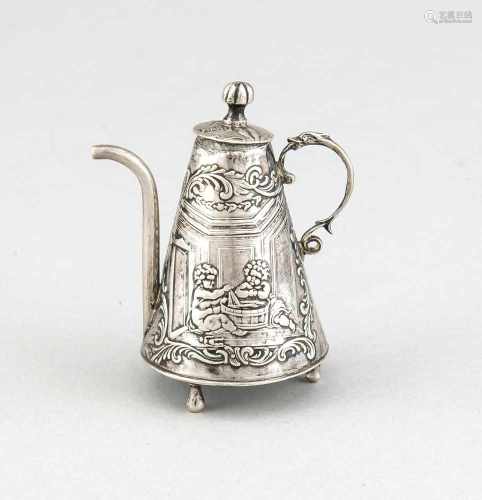 Miniatur-Kaffeekanne, Niederlande, um 1900, Silber punziert, auf 3 Füßchen, Korpus inKegelform,