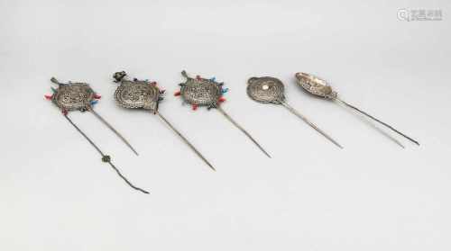 Sammlung von 5 Topos, Silber geprüft, mit floralem Reliefdekor, tlw. mit Farbsteinbesatz,L. bis 35