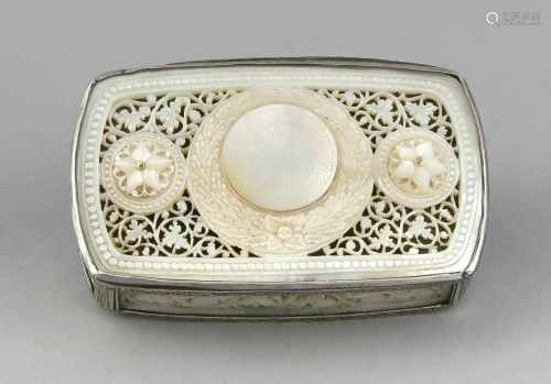 Rechteckige Deckeldose, um 1900, Silber geprüft mit reichen Perlmutteinlagen, gerundeteSeiten,