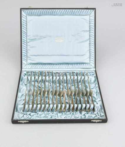 18 Hummergabeln, wohl England, 20. Jh., plated, L. 18,5 cm, im Kasten, L. 29 cm18 lobster forks,