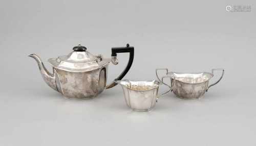 Dreiteiliges Teekernstück, England, 20. Jh., plated, passig geschweifte, ovale Form,vertikal