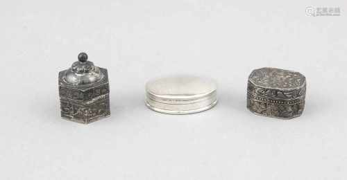Drei Pillendosen, 20. Jh., unterschiedliche Hersteller, Silber verschiedene Feingehalte,