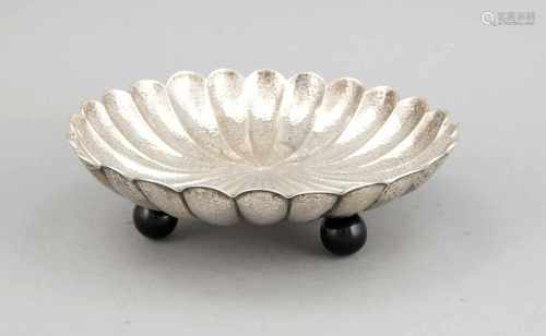 Runde Art-déco-Schale, Polen, um 1930, MZ: JW, Silber 800/000, auf 3 ebonisiertenHolzkugelfüßen,