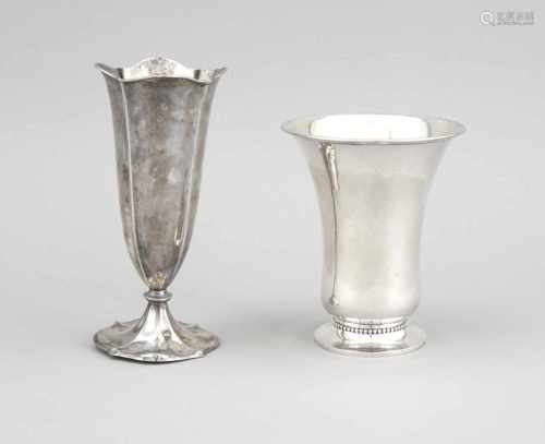 Zwei Vasen, Silber (800/000 bzw. 833/000), tw. gefüllt. Wilkens, Bremen bzw. Holland,1926. 181 g (