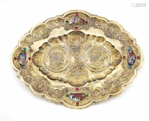 Augsburger Tablett einer Messgarnitur. Silber, vergoldet. L. 35 cm. Ca. 445 g. - Auf derFahne