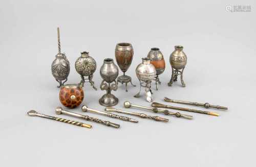 Sammlung von 8 Matégefäßen, sog. Vase à Maté, mit Trinkhalmen, 6 Gefäße Silber geprüft,Halme