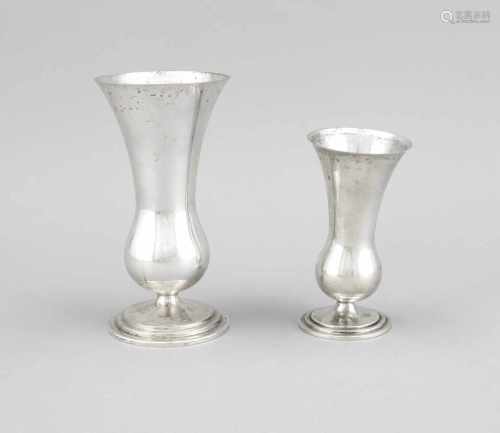 Paar Vasen, Silber (830/000), Wilkens, Bremen, 20. Jh. 387 g. H. 20,5 bzw. 15,5 cm,Balusterform