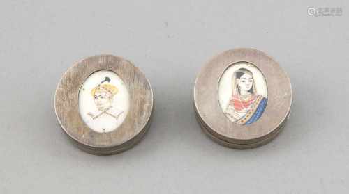 Paar runde Pillendosen, wohl Indien, 20. Jh., Silber punziert, gerade Form, Deckel miteingelegten