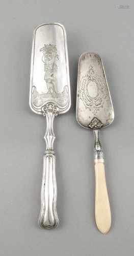 Zwei Kuchenheber, um 1900, 1x Silber geprüft, 1x plated, jeweils mit Gravurdekor, 1x mitBeinstiel,