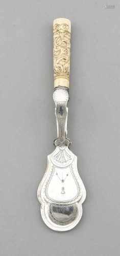 Gebäckheber, um 1900, plated, Heber mit scharnierter Zange und ornamentalem Gravurdekor,Beingriff