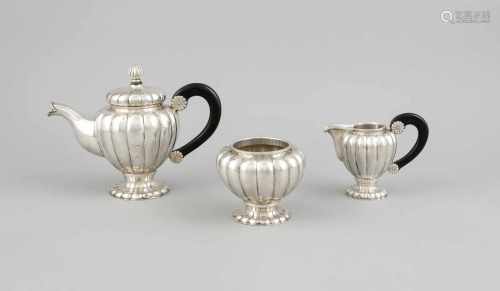 Dreiteiliges Teekernstück, um 1900, Niederländische Prüfpunze (Silber 835/000),blütenförmiger