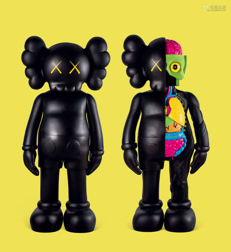 KAWS（B.1974） 2007；及2009年作 同伴（黑） （共两件） 设色 乙烯基 雕塑