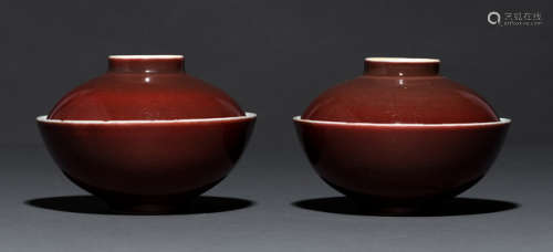 A PAIR OF COPPER-RED GLAZED PORCELAIN BOWLS AND COVERS