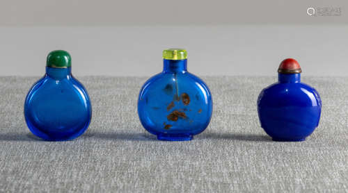 A GROUP OF THREE BLUE GLASS SNUFFBOTTLES