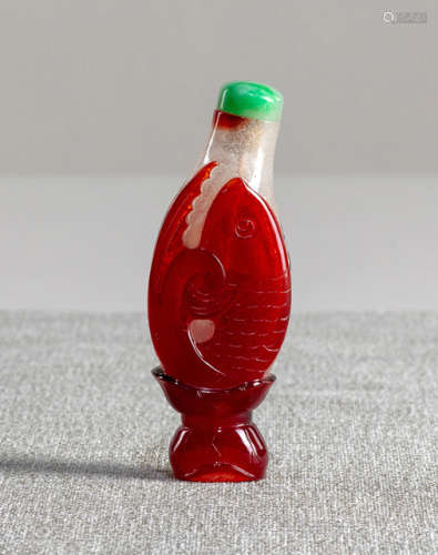 A RED-OVERLAY CLEAR GLASS CARP-SHAPED SNUFFBOTTLE