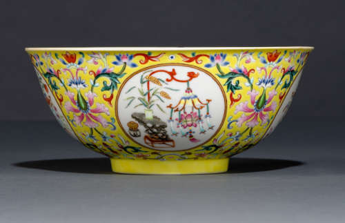 A FINE YELLOW GROUND FAMILLE ROSE MEDAILLON PORCELAIN BOWL