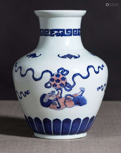 A HIGHLY UNUSUAL BLUE AND WHITE 'BUDDHIST LION' VASE