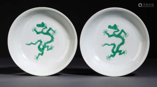 A RARE PAIR OF GREEN-ENAMELLED DRAGON ANHUA WAVE DISHES