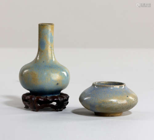 A MINIATURE 'JUN'-GLAZED BOTTLE VASE AND A BRUSHWASHER