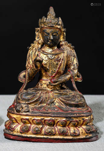 A GILT-LACQUERED BRONZE FIGURE OF SEATED GUANYIN