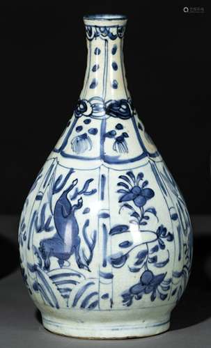 A BLUE AND WHITE KRAAK PORCELAIN BOTTLE VASE WITH HORSES AND FLOWERS