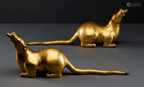 A VERY RARE PAIR OF GILT-BRONZE FIGURES OF A MALE AND FEMALE MONGOOSE (NAKULA)