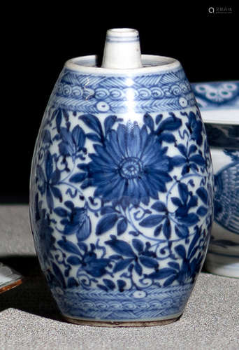 A BARREL-SHAPED BLUE AND WHITE VASE