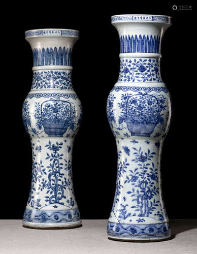 A LARGE BLUE AND WHITE IMPERIAL FLOWER VASE