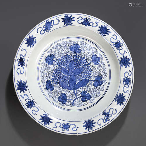 A LARGE BLUE AND WHITE PORCELAIN PLATE