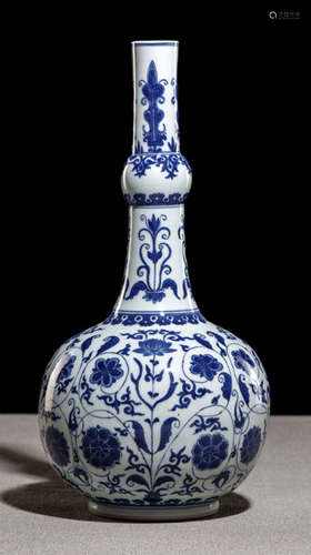 A VERY FINELY PAINTED BLUE AND WHITE FLOWER PORCELAIN VASE