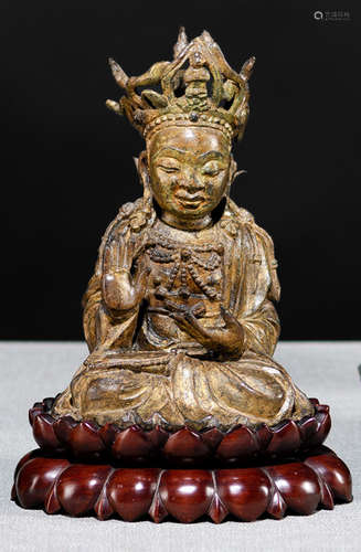 A GILT-LACQUERED BRONZE FIGURE OF SEATED GUANYIN