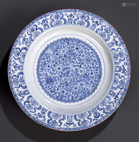 A FINE AND LARGE BLUE AND WHITE FLOWER PLATE