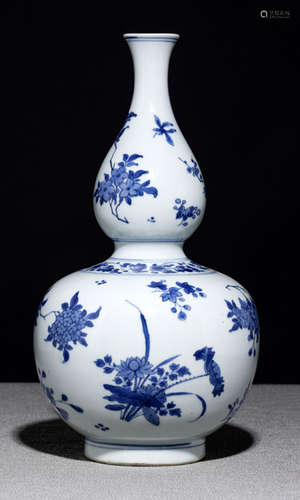 A BLUE AND WHITE DOUBLE-GOURD PORCELAIN VASE