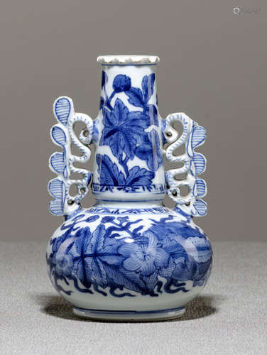 A BLUE AND WHITE VENETIAN-STYLE VASE