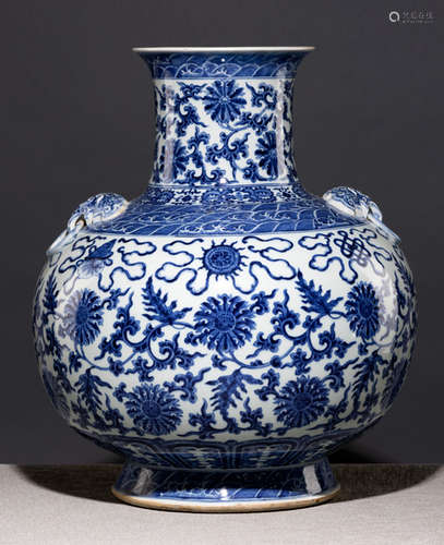 A LARGE BLUE-AND-WHITE 'BAJIXIANG' PORCELAIN VASE