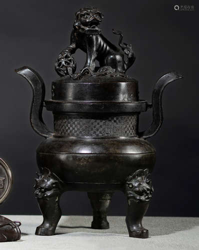 A BRONZE TRIPOD CENSER AND COVER WITH BUDDHIST LION HANDLE