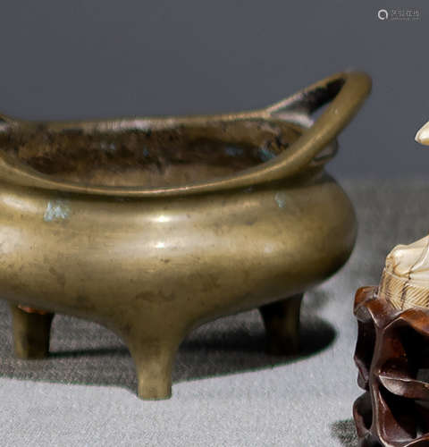 A DING-SHAPED TRIPOD CENSER