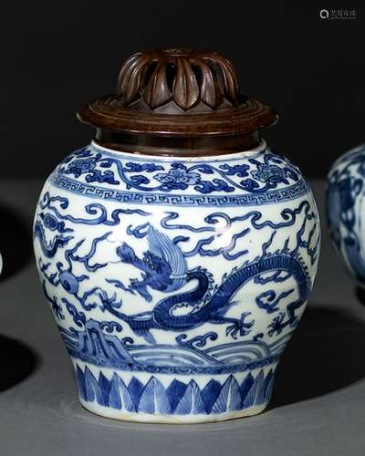 A BLUE AND WHITE DRAGON JAR