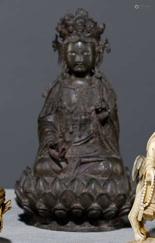 A BRONZE FIGURE OF GUANYIN