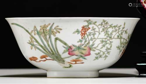 A FAMILLE ROSE PORCELAIN BOWL WITH PEACHES