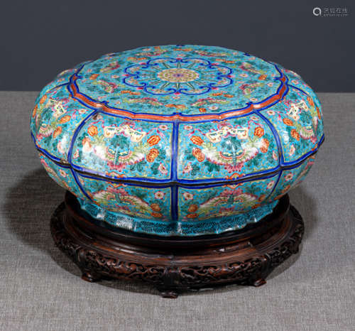 A LARGE CANTON ENAMEL LOBED SWEETMEAT BOX AND COVER