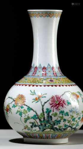 A GOOD FAMILLE ROSE BOTTLE VASE WITH CHRYSANTHEMUM AND POMEGRANATE