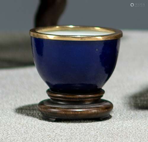 A MONOCHROME BLUE-GLAZED PORCELAIN WINE CUP WITH GILT METAL MOUNTs