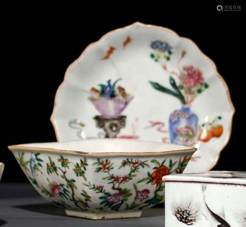 A GROUP OF THREE FAMILLE ROSE PORCELAIN BOWLS
