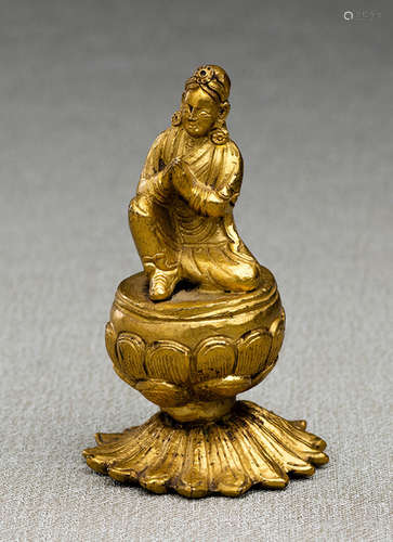 A GILT-BRONZE FIGURE OF A WORSHIPPER