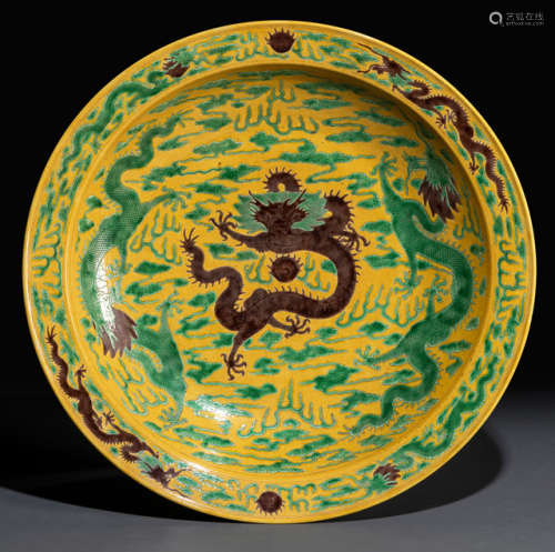 A LARGE YELLOW GROUND GREEN AND BROWN DRAGON PORCELAIN PLATE