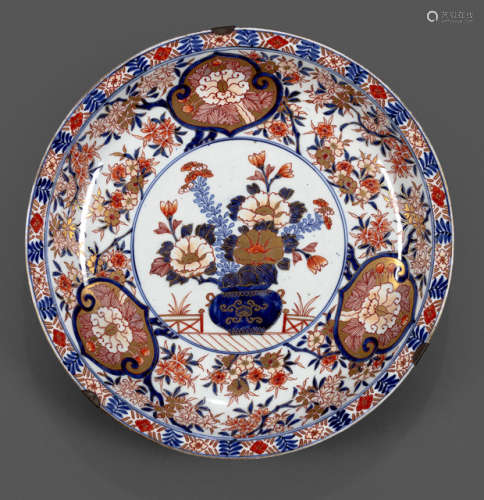A LARGE IMARI PORCELAON DISH DECORATED WITH A FLOWER BOUQUET